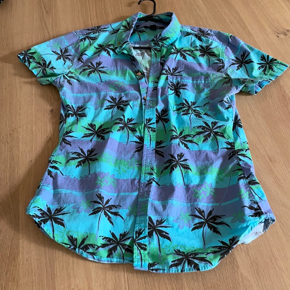 21 men palm tree casual button down